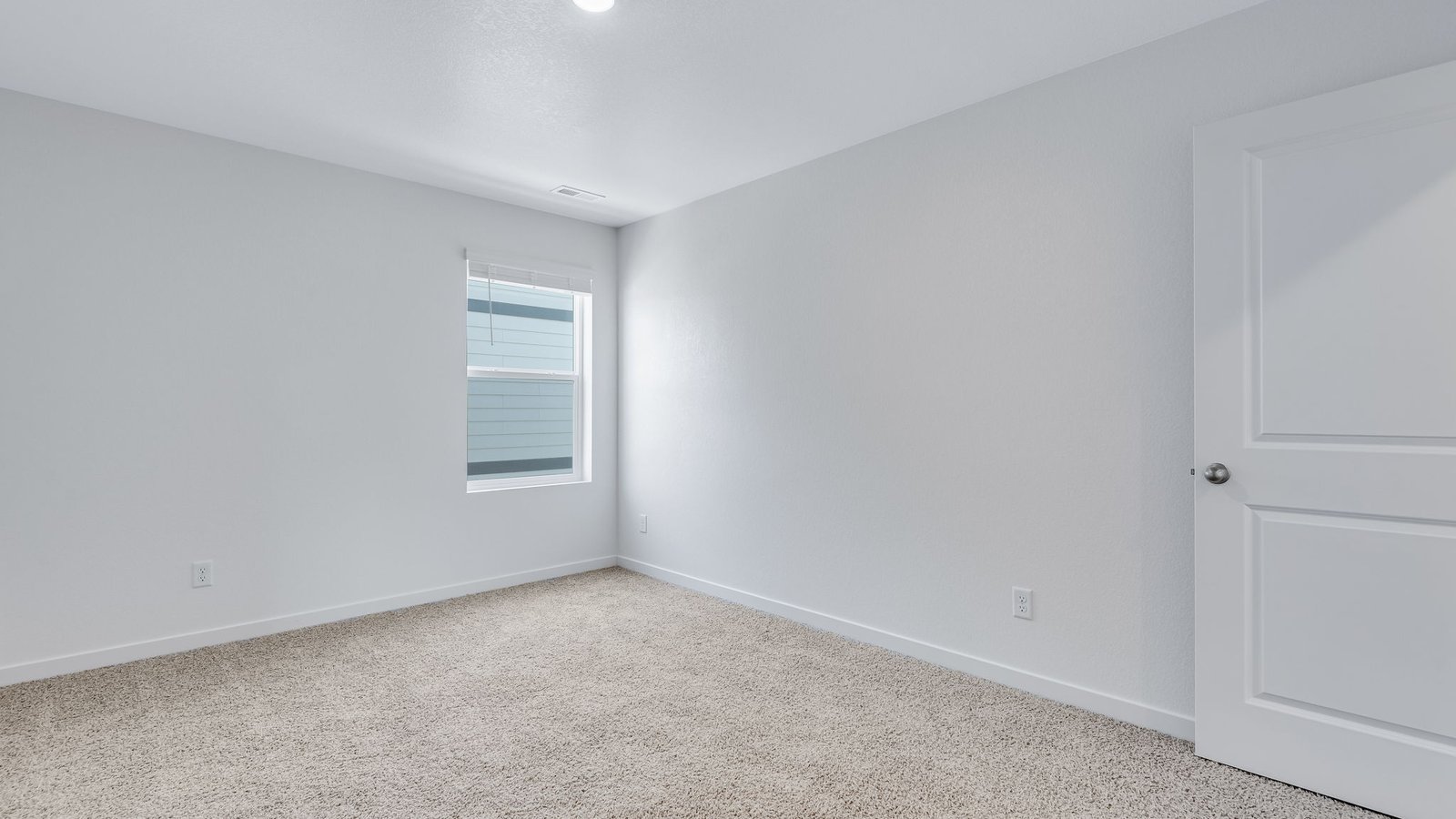 Additional bedroom with comfortable layout and adaptable use
