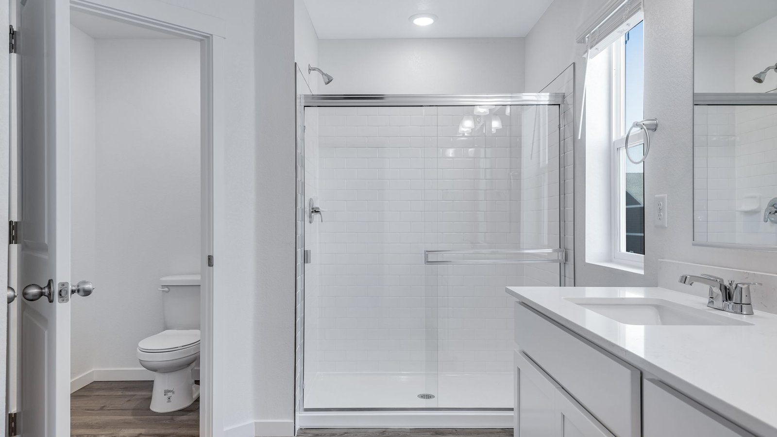 Bright en-suite bath with spacious vanity and contemporary design