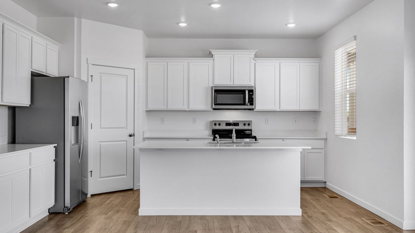 white cabinets in new d.r. horton home fort lupton, co