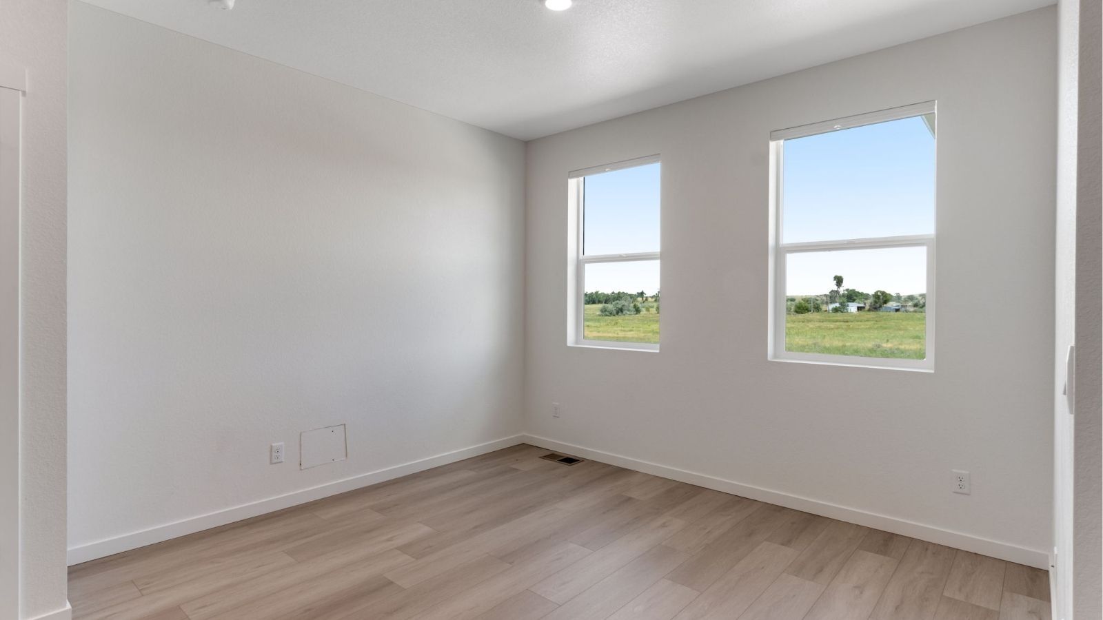Large windows in Palmer floor plan of D.R. Horton new home in Vista Meadows community