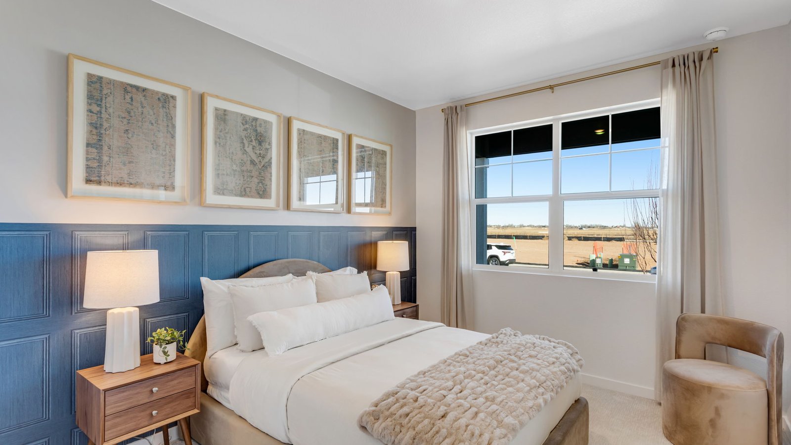 Secondary bedroom with natural light and versatile space for guests, family, or a home office.
