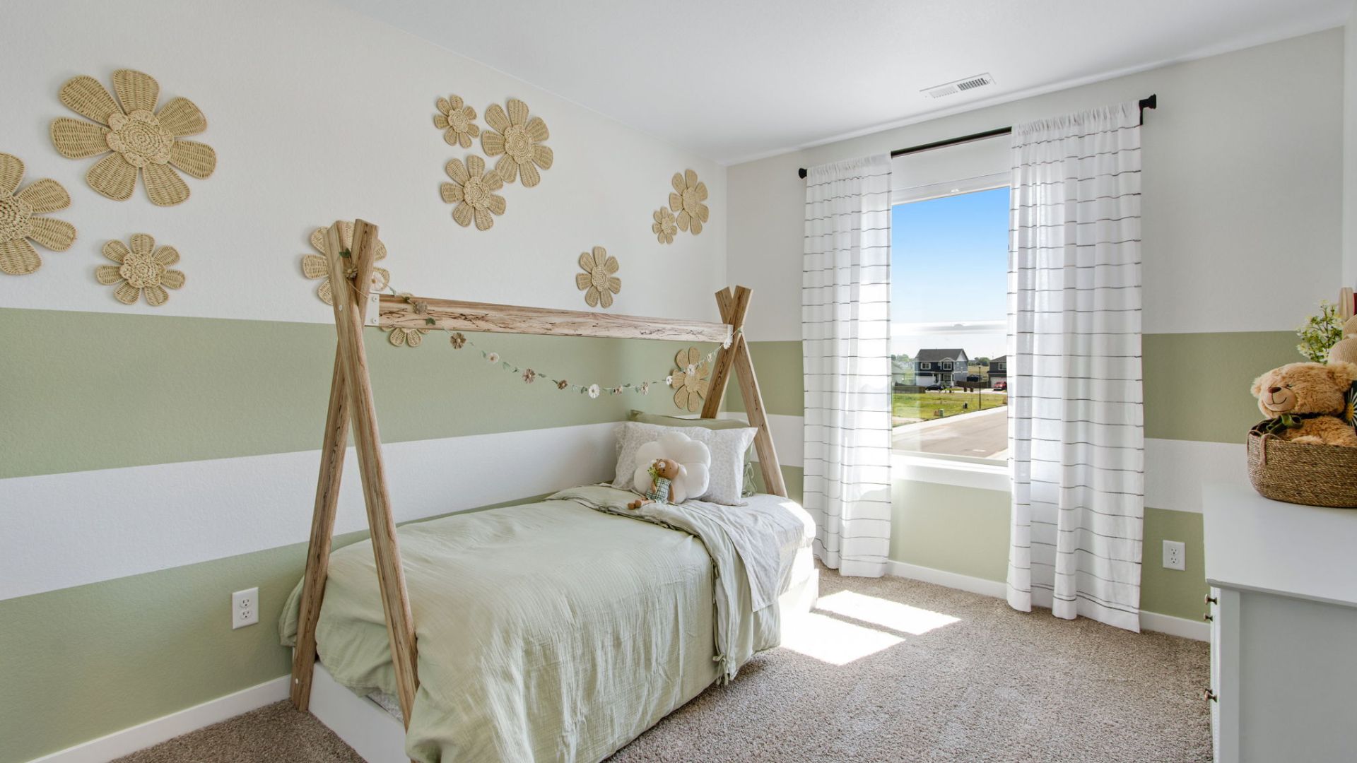 Secondary bedroom with natural light and flexible space for family or guests.