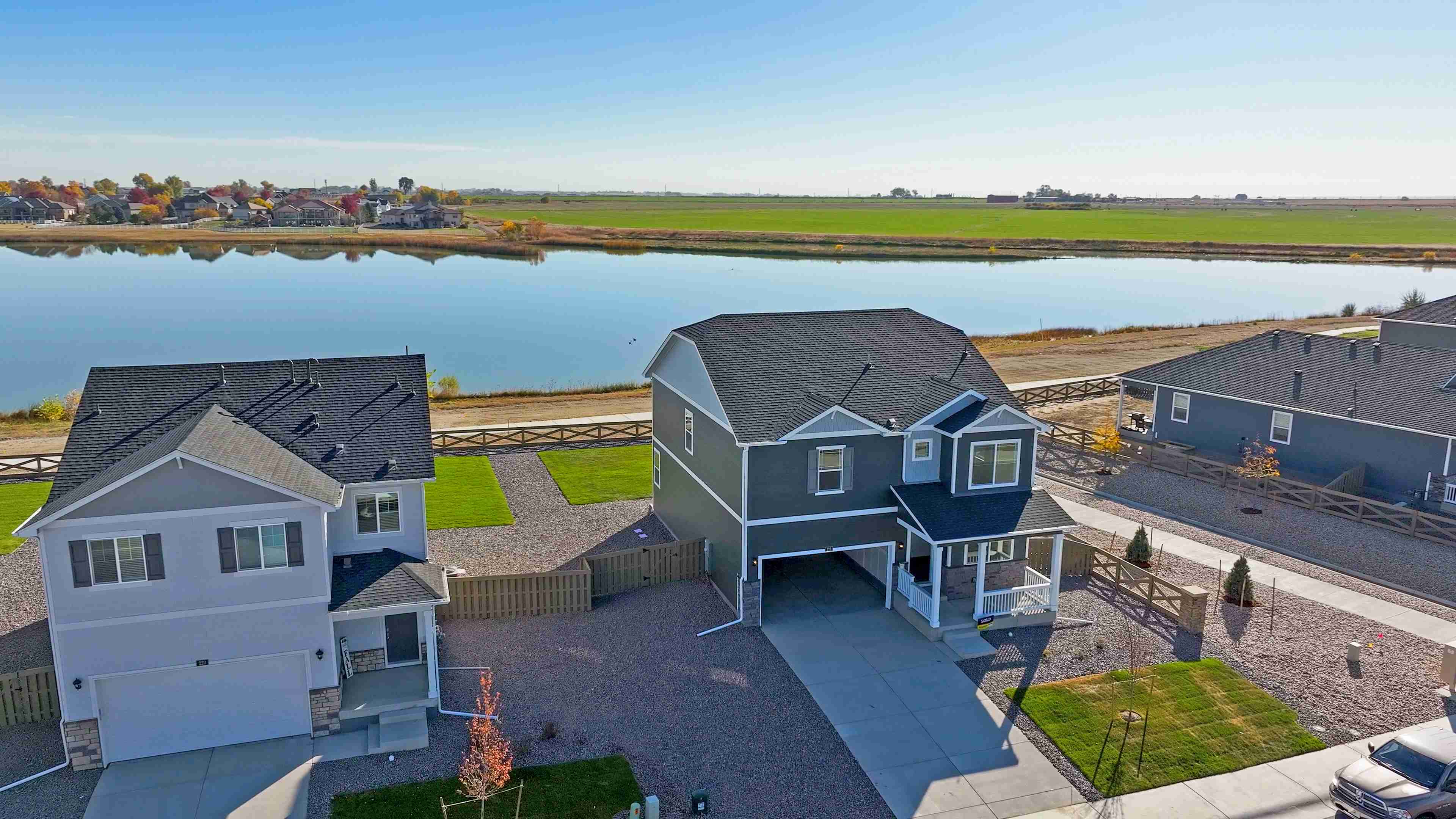 Tailholt community with lake