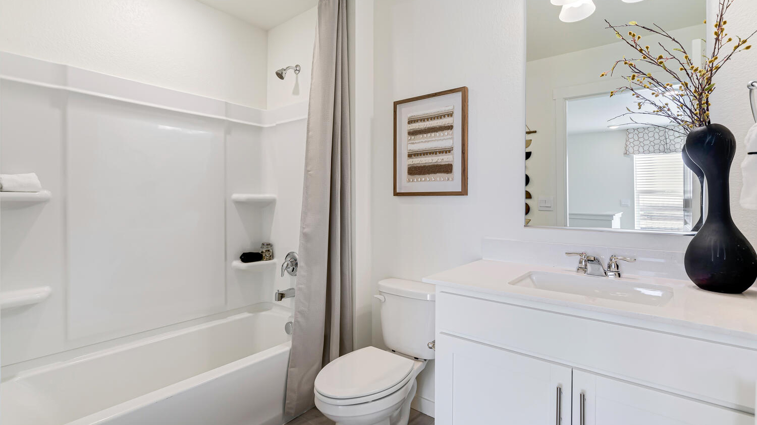 Full bathroom serving the secondary bedrooms with modern finishes and practical design.
