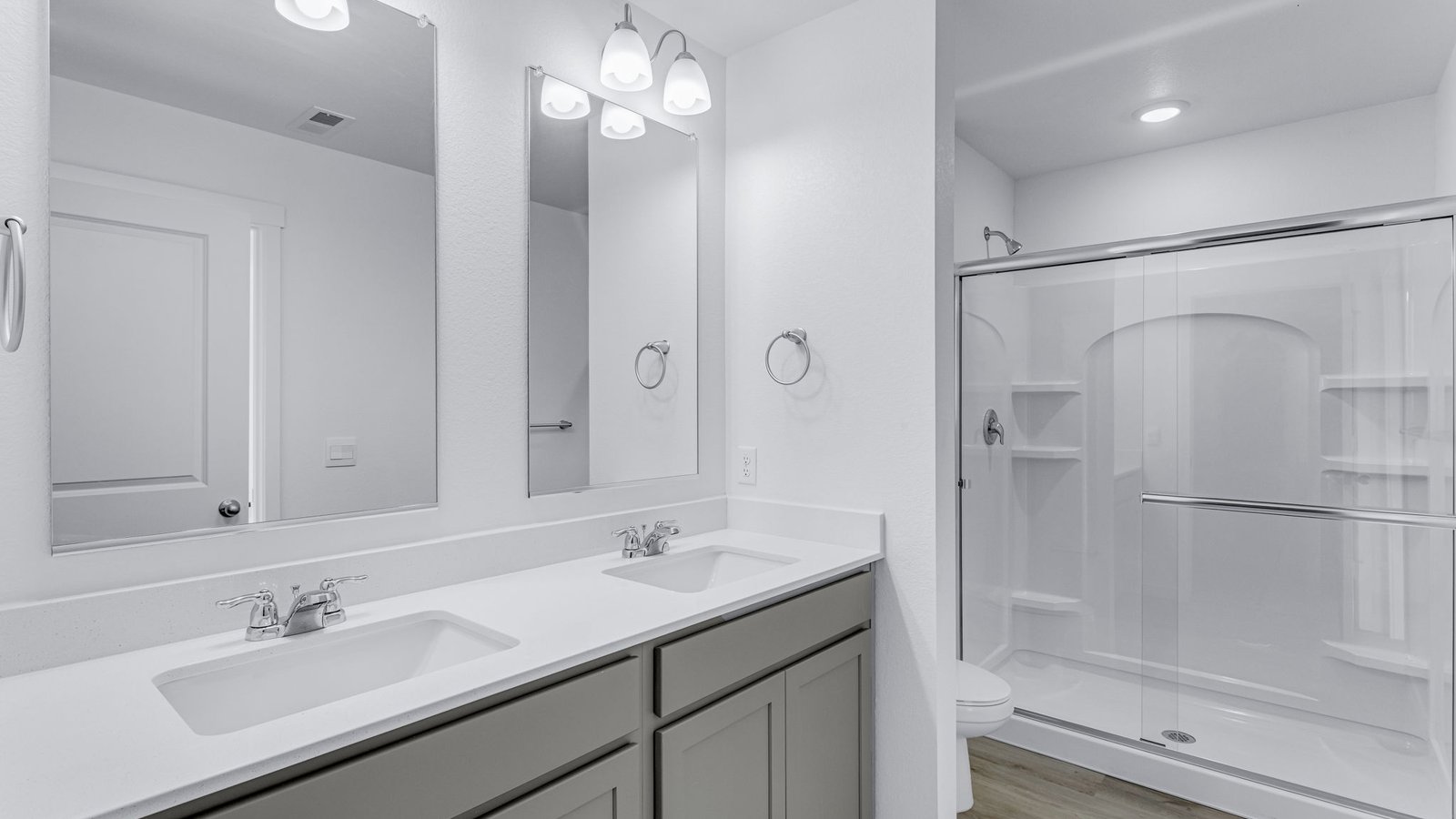 primary bath with dual sinks