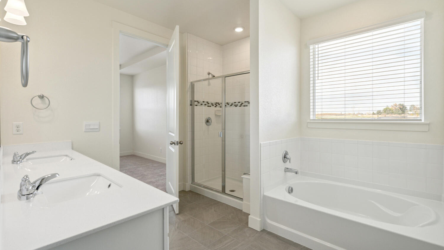 large ensuite bath in new home
