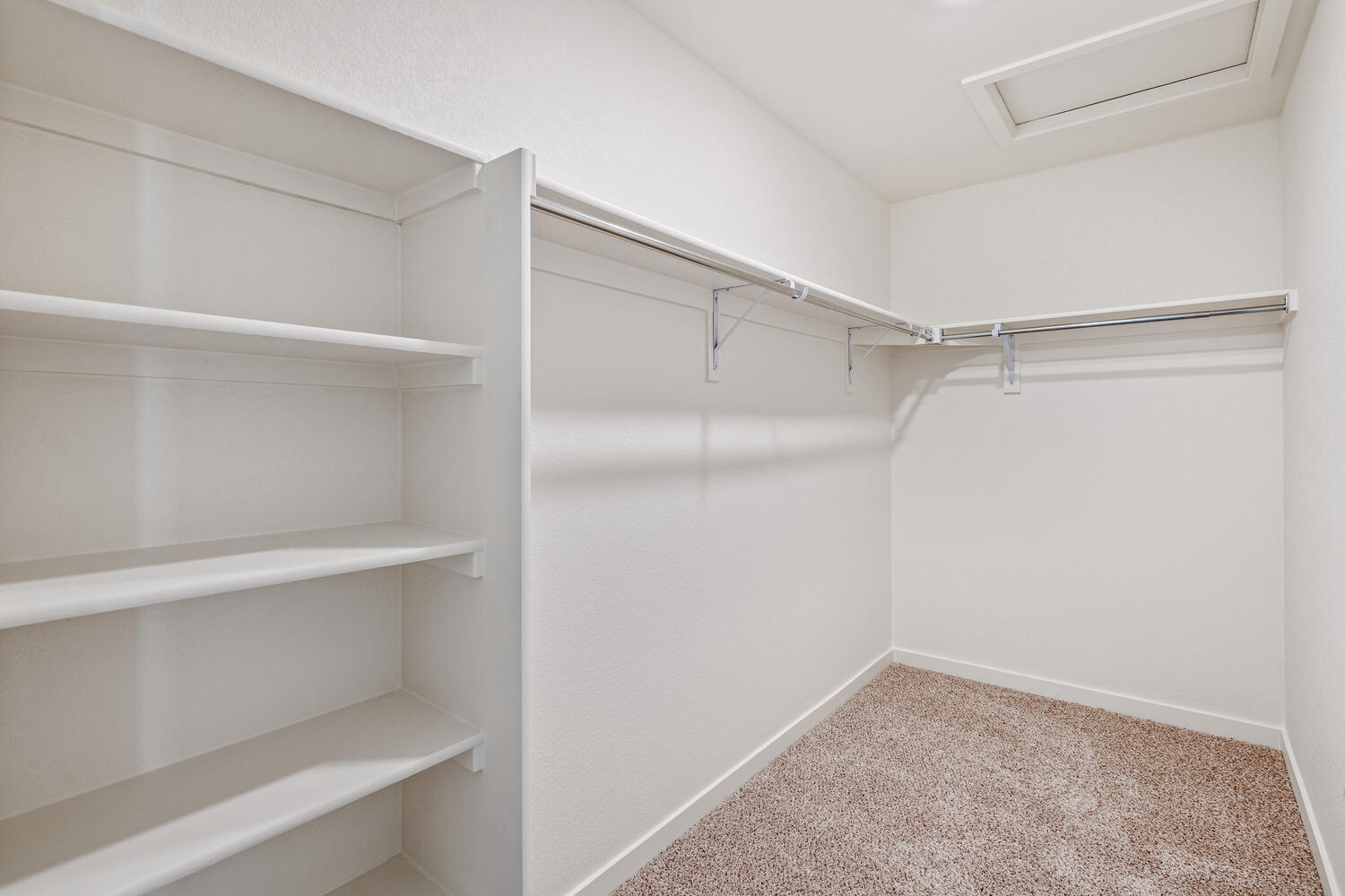 walk in closet with shelves
