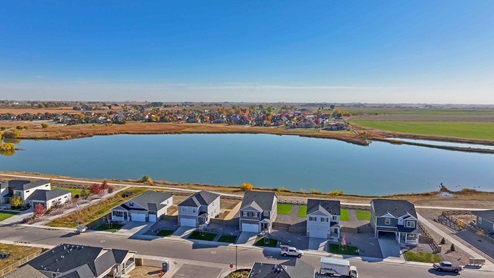 Tailholt community with lake