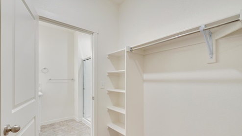 walk in closet with shelves