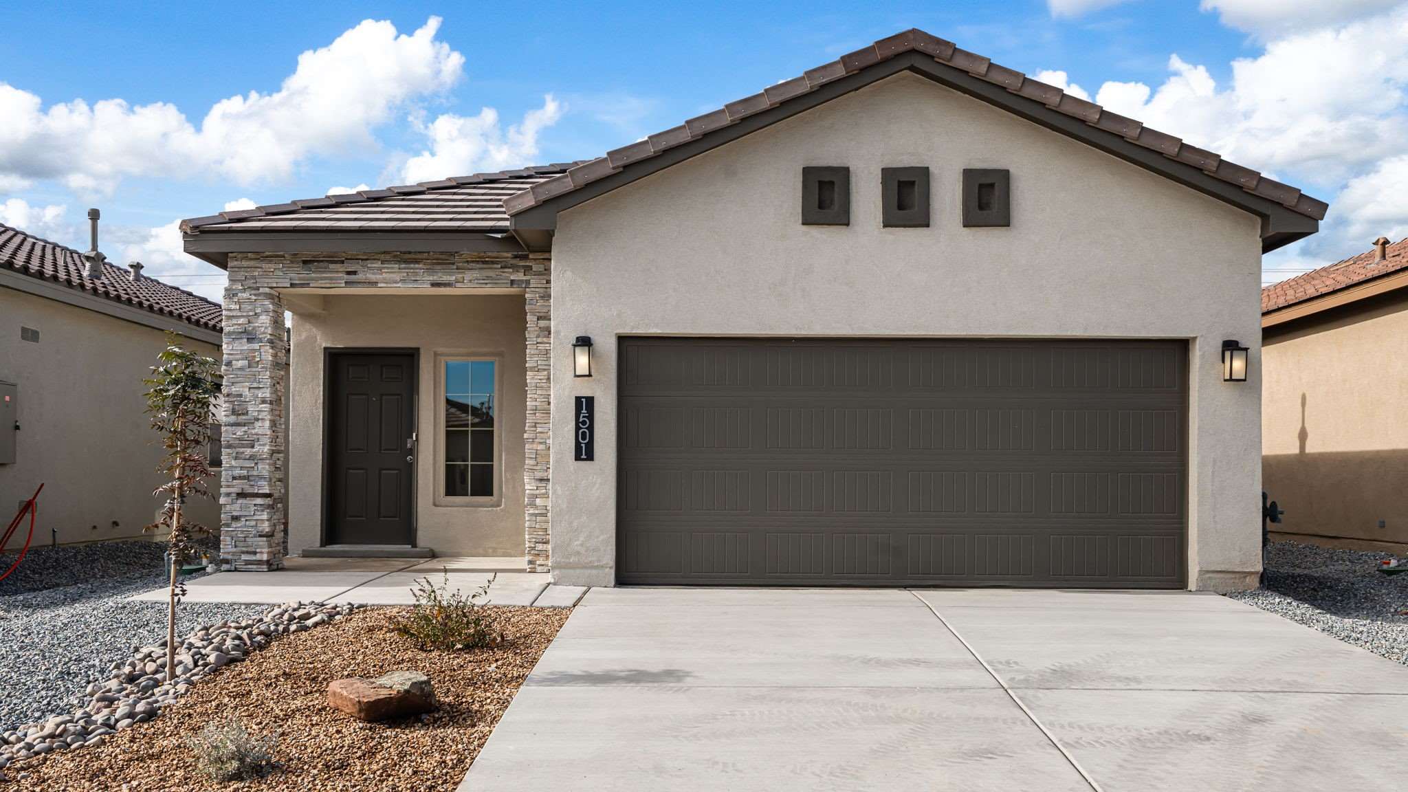 1501 Calle Oeste NW, Los Lunas, NM New one-story home with stucco exterior and 2-car garage