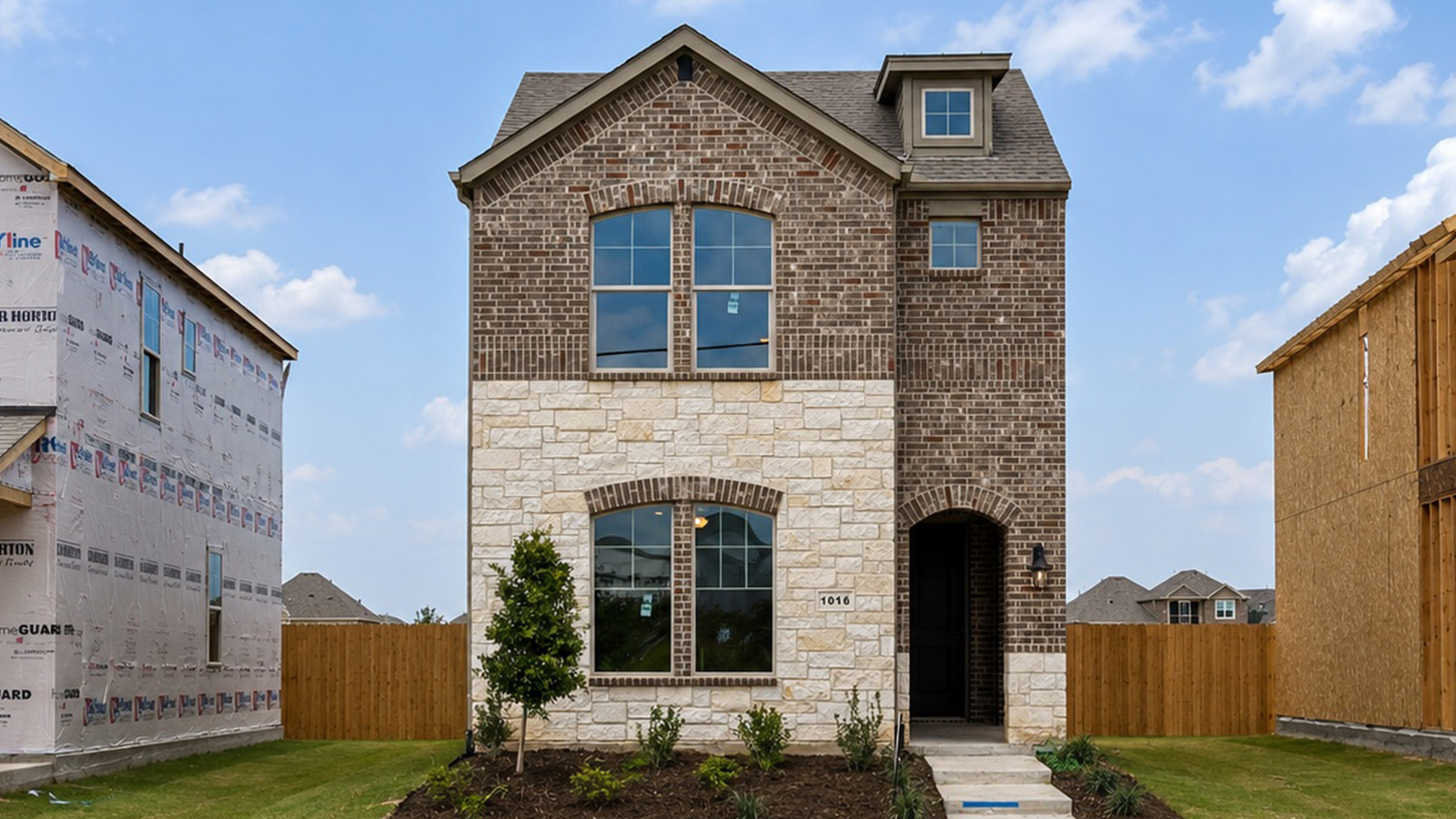 Exterior ntwo-story new construction hoe in DFW