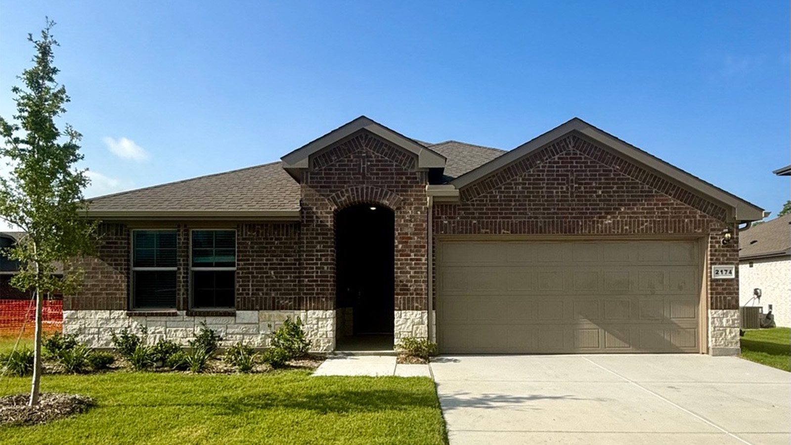 exterior single story home in arlington, texas.