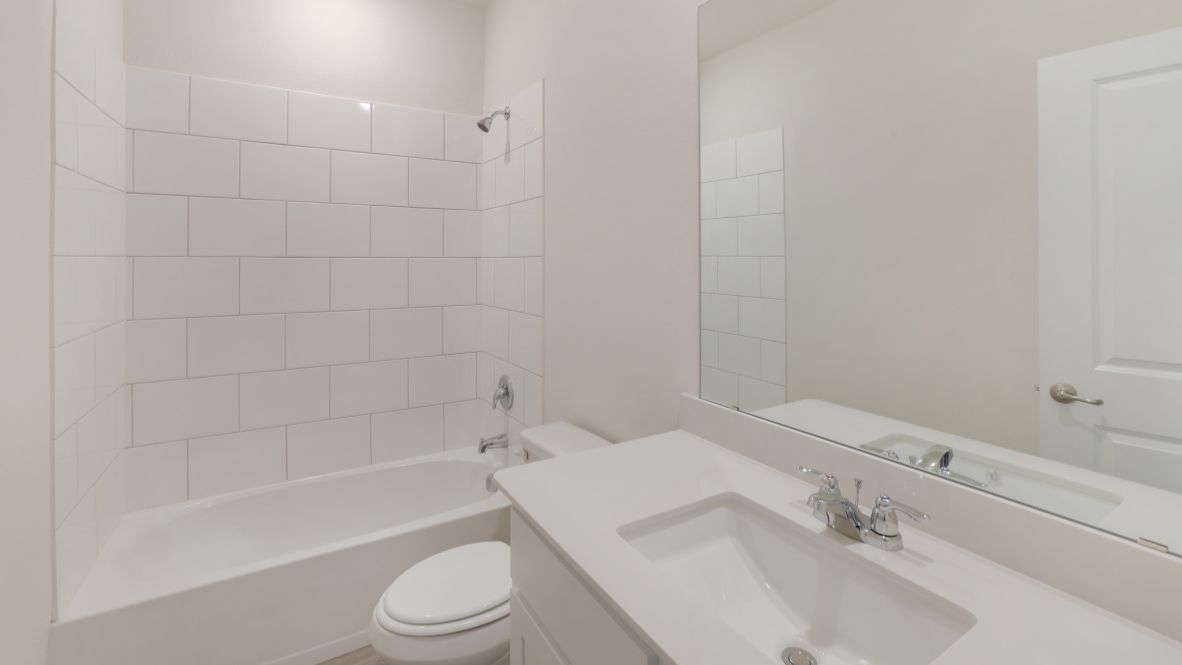 Secondary bathroom with tub